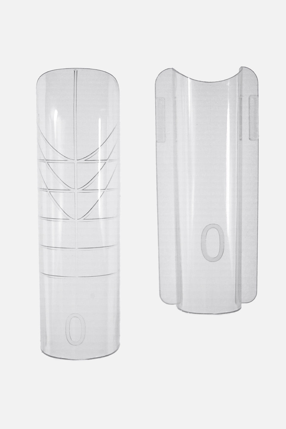 Immagine su sfondo bianco che mostra le due componenti del sistema Sandwich Tip Mandorla separate e affiancate. A sinistra la tip superiore trasparente con linee guida curve e il numero "0" inciso; a destra la base inferiore con l'incavo a mezzaluna per l'incastro.