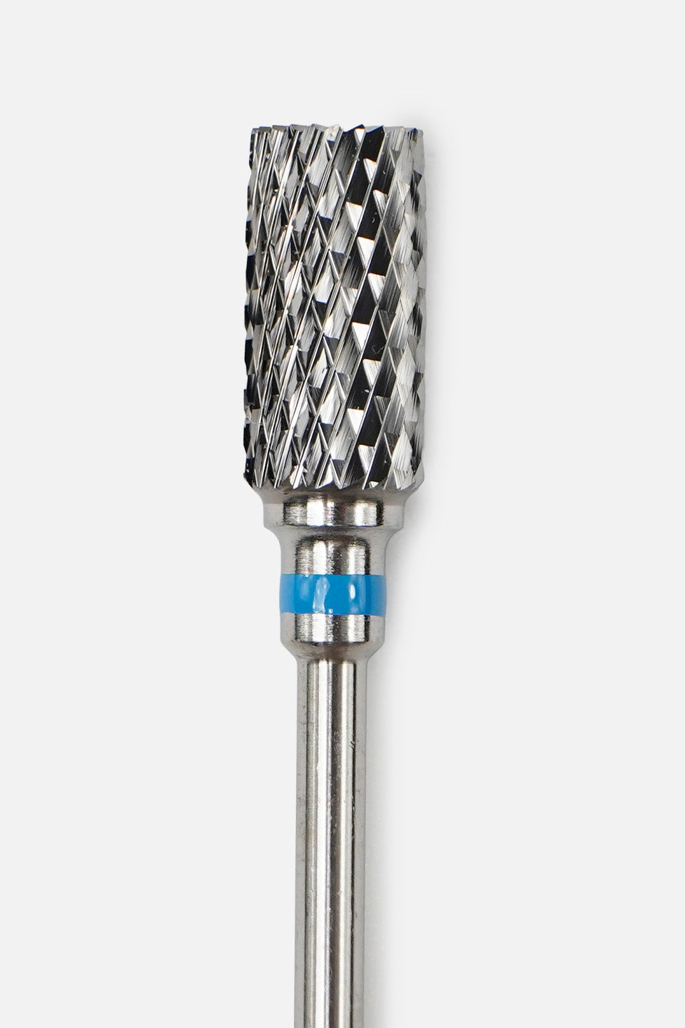 Primo piano verticale della testa di una fresa in carburo per micromotore, con forma cilindrica e punta piatta. La superficie presenta scanalature geometriche incrociate e profonde per una rimozione a grana grossa. Sul colletto del gambo metallico è visibile una banda ad anello di colore blu. Sfondo bianco.