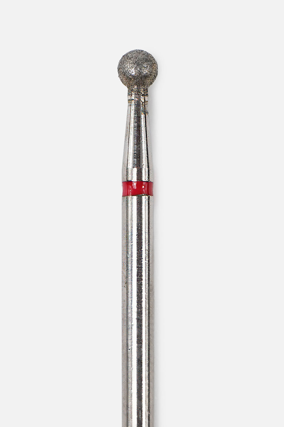 Primo piano verticale della testa di una fresa diamantata per micromotore, con forma tonda sferica e texture abrasiva a grana fine. Sul colletto del gambo in metallo lucido è ben visibile un anello rosso identificativo. Sfondo bianco.