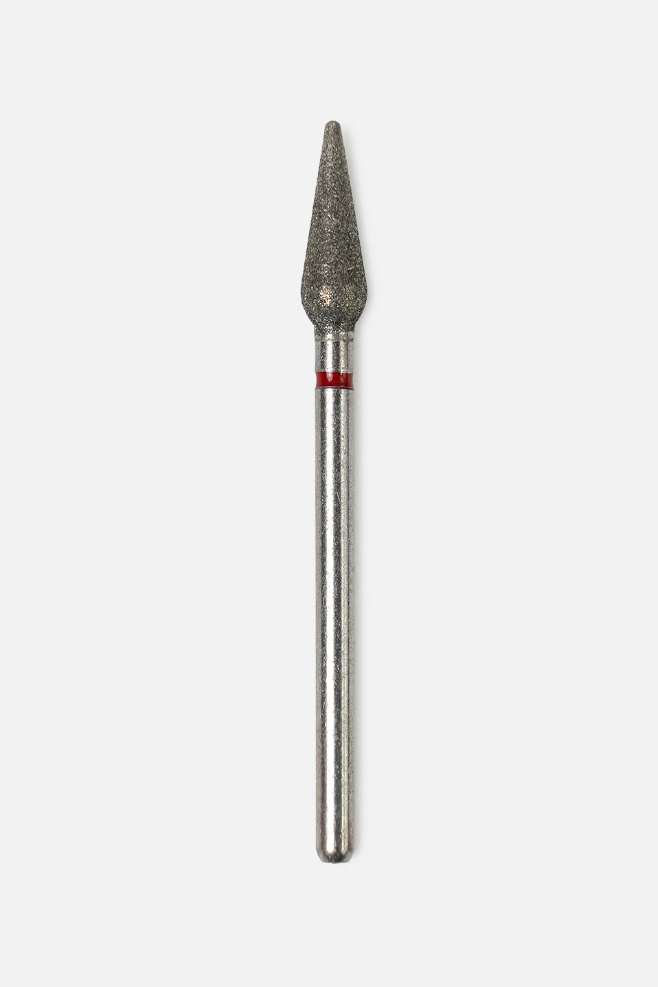 Vista intera e verticale di una punta per fresa micromotore in diamante. Presenta un gambo cilindrico liscio in metallo lucido e una testa abrasiva conica a fiamma a grana fine con contrassegno rosso, isolata su sfondo bianco.