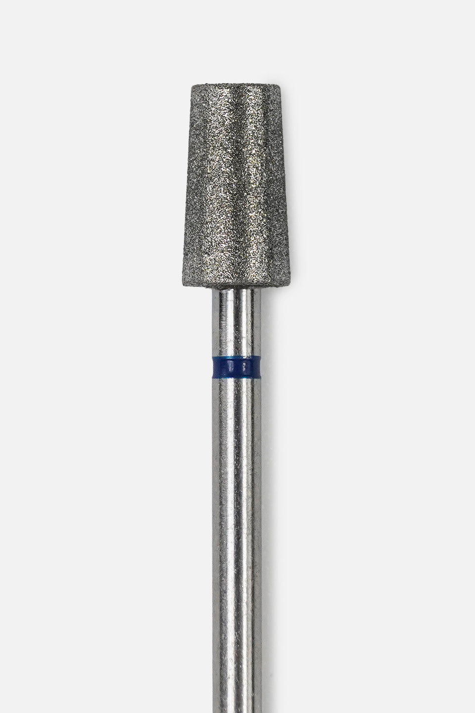 Primo piano verticale della testa di una fresa diamantata per micromotore, con forma a tronco di cono piatto e texture abrasiva a grana media. Sul gambo in metallo argenteo, sotto la punta, è presente un anello blu identificativo. Sfondo bianco.