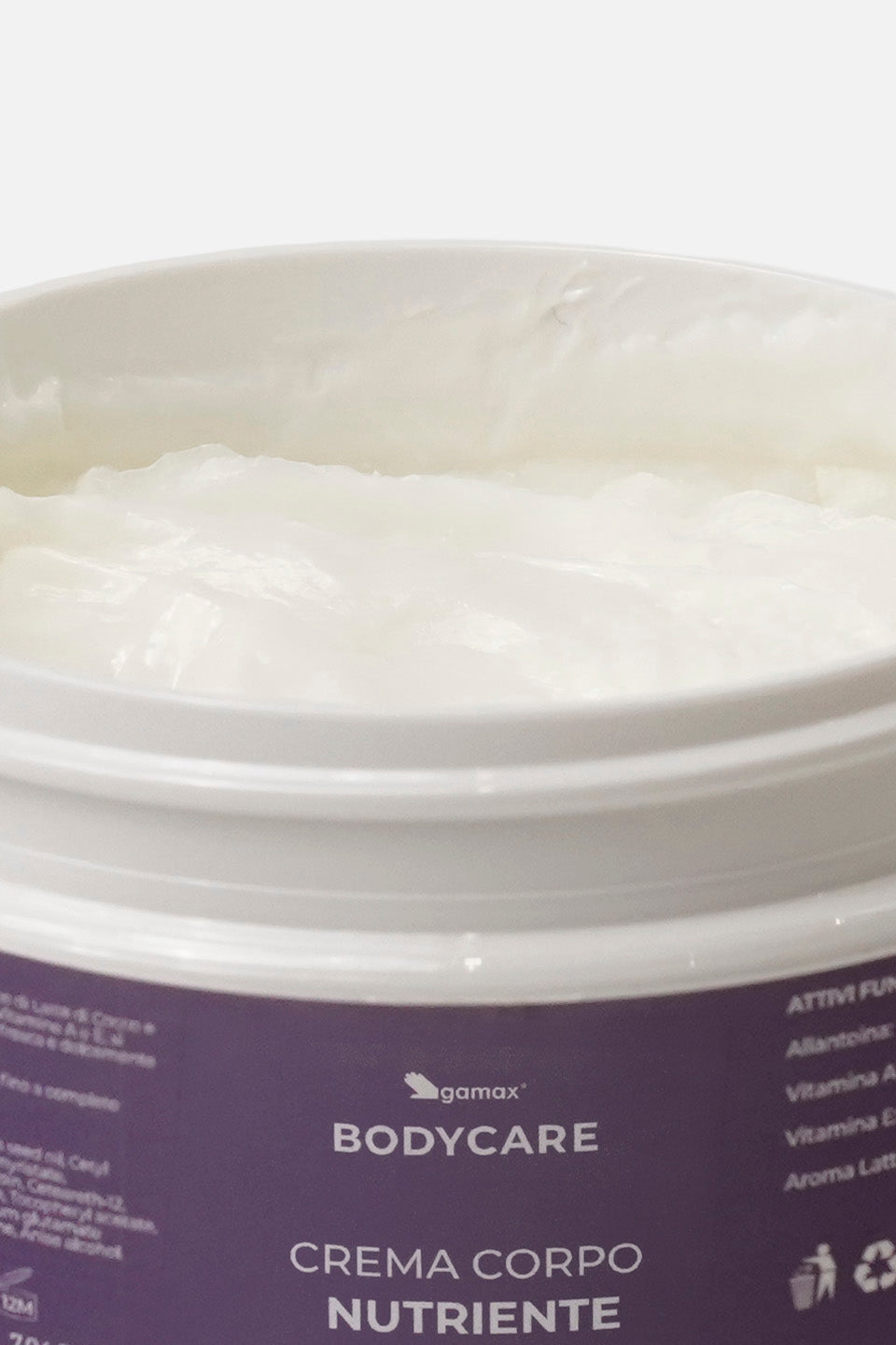 primo piano che mostra la texture della crema corpo cocco e mango gamax