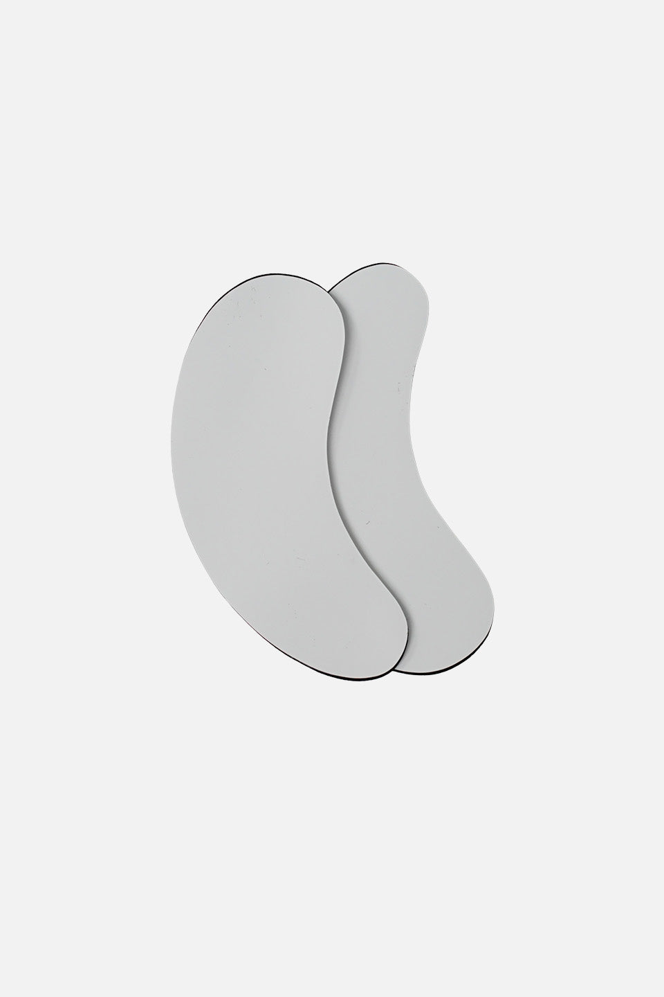 Due patch occhi visti dal lato della pellicola protettiva grigio chiaro, con forma ergonomica a virgola.