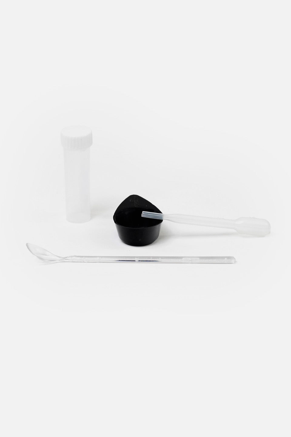 kit accessori henne per sopracciglia contenente 4 strumenti: contenitore per tinta, misurino, spatola e pipetta.