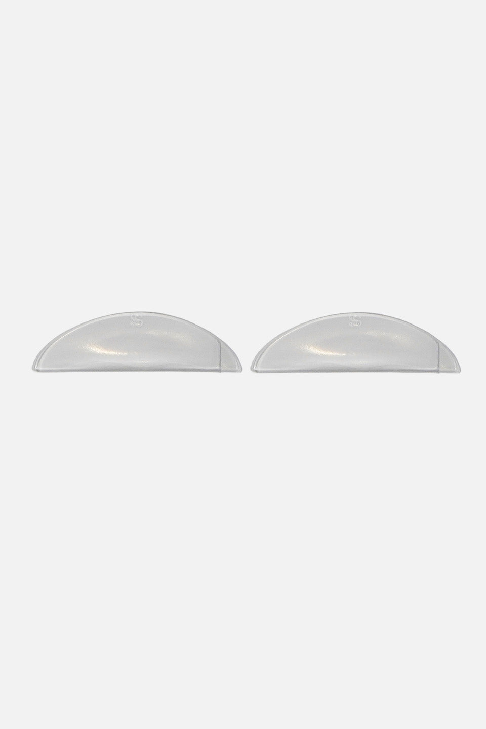 Coppia di bigodini piatti in silicone flessibile trasparente per laminazione ciglia, disposti l'uno di fianco all'altro in linea orizzontale su sfondo bianco.
