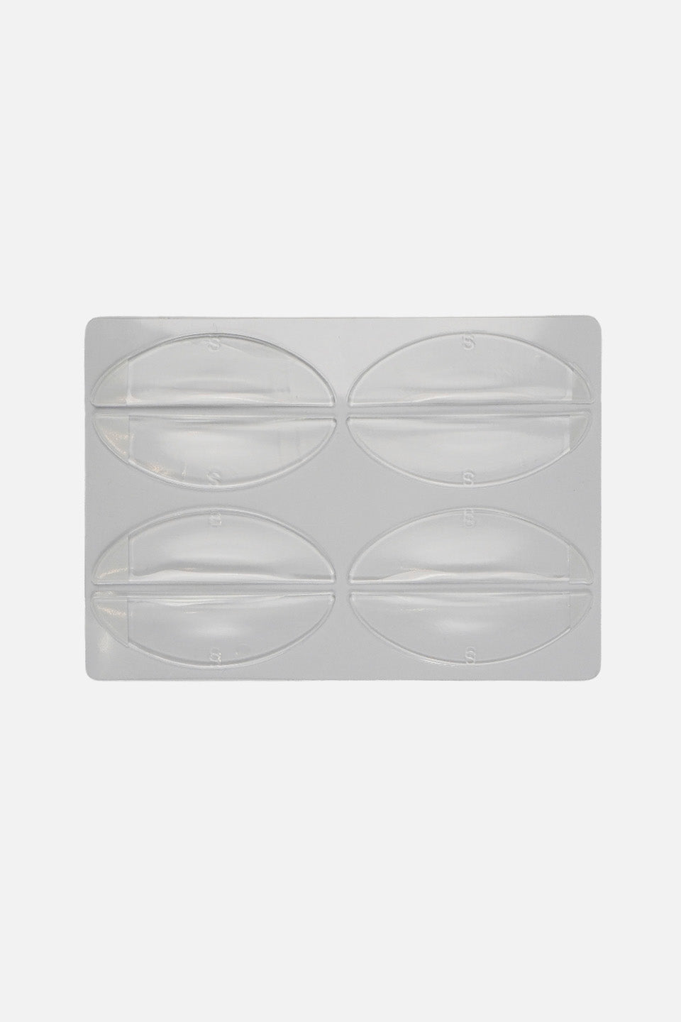 Confezione da 4 paia di bigodini piatti trasparenti in silicone per il trattamento di laminazione coreana delle ciglia, visti frontalmente su sfondo bianco.