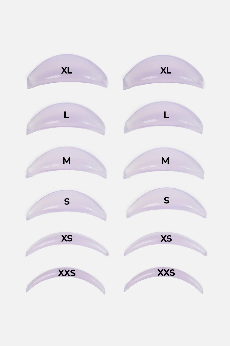 Panoramica delle sei dimensioni di bigodini curvi viola per laminazione ciglia coreana, dalla XL alla XXS, con le relative etichette di taglia sovrapposte (XL, L, M, S, XS, XXS) per ogni paio.