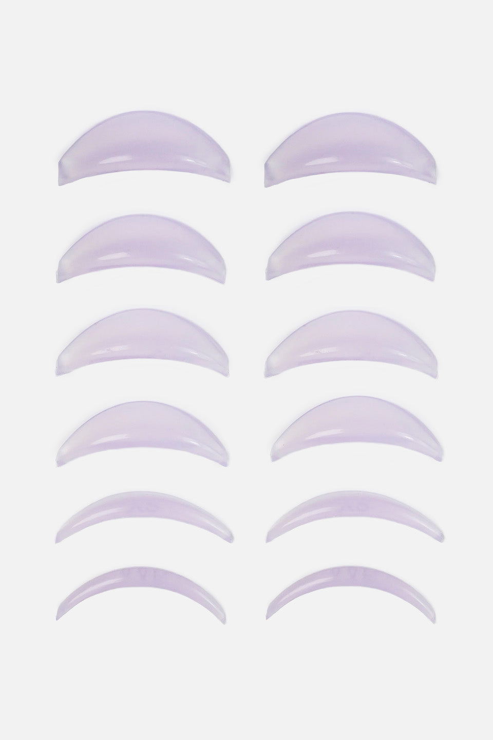 Sei paia di bigodini curvi viola per laminazione ciglia coreana, ordinati per dimensione decrescente, mostrando la forma anatomica e la colorazione viola tenue.