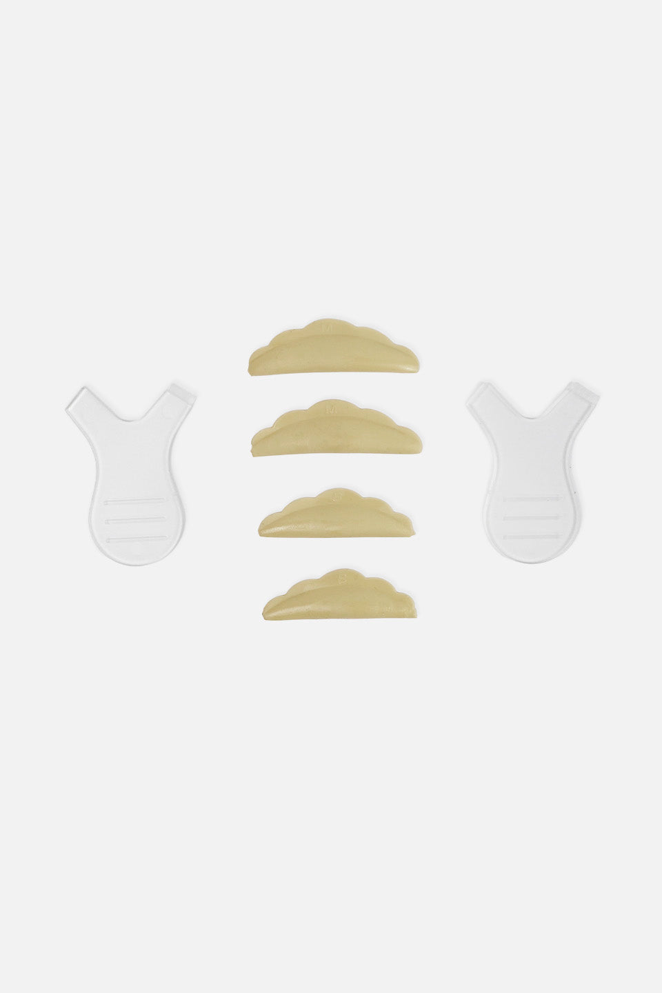 Set completo per laminazione ciglia coreana composto da quattro bigodini curvi di colore beige disposti in colonna e affiancati da due applicatori a Y trasparenti su sfondo bianco.