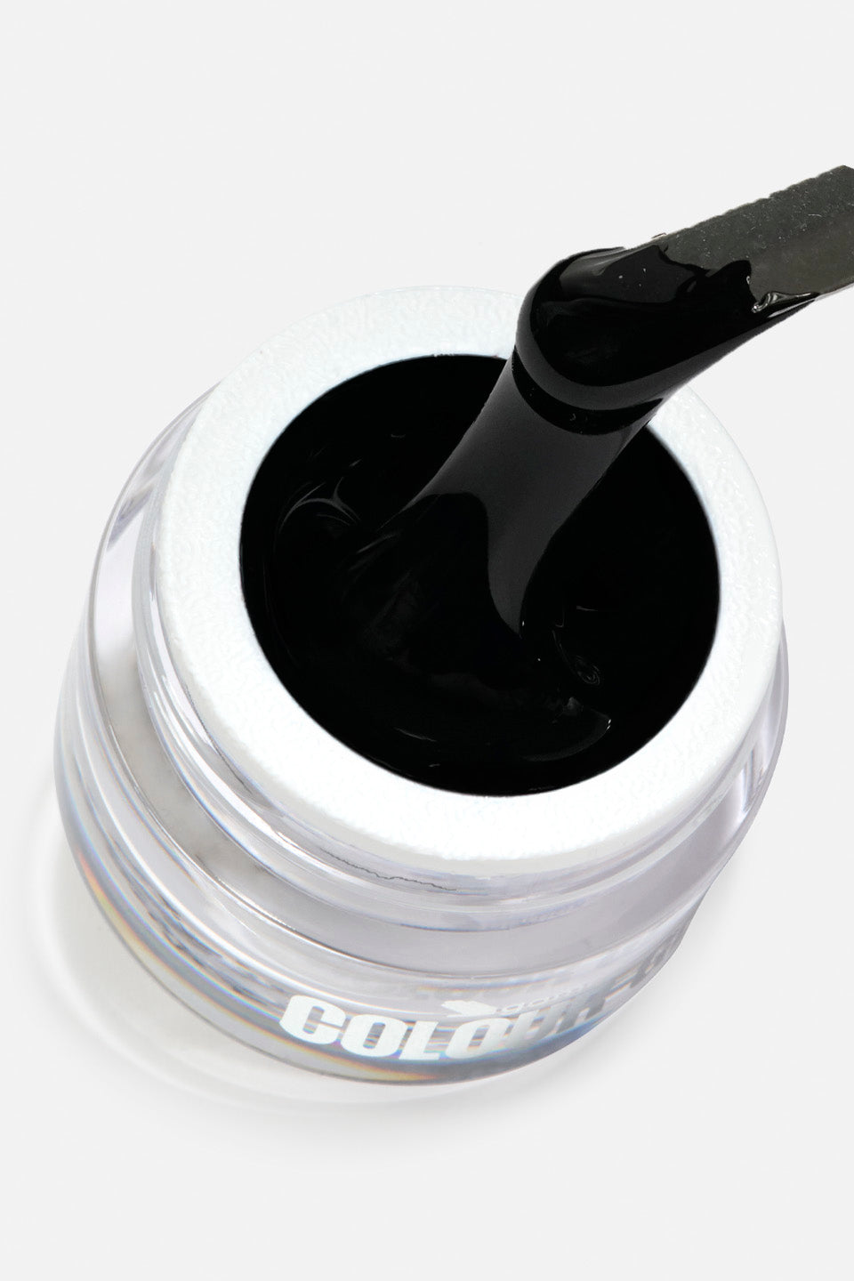 Vista ravvicinata di una spatola metallica che preleva una dose generosa e corposa di spider gel nero dal vasetto trasparente. Lo scatto ravvicinato mette in evidenza la consistenza densa, ricca e super pigmentata del prodotto professionale.