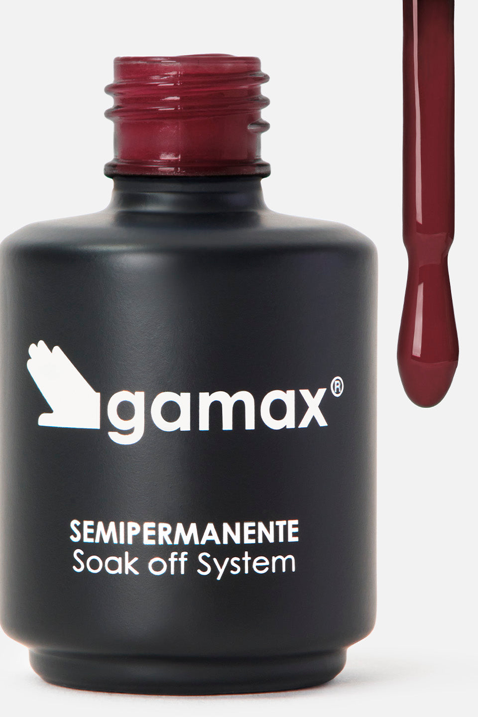 Flacone aperto di smalto semipermanente Gamax nero opaco, con pennello applicatore estratto che mostra il colore rosso rubino del prodotto.