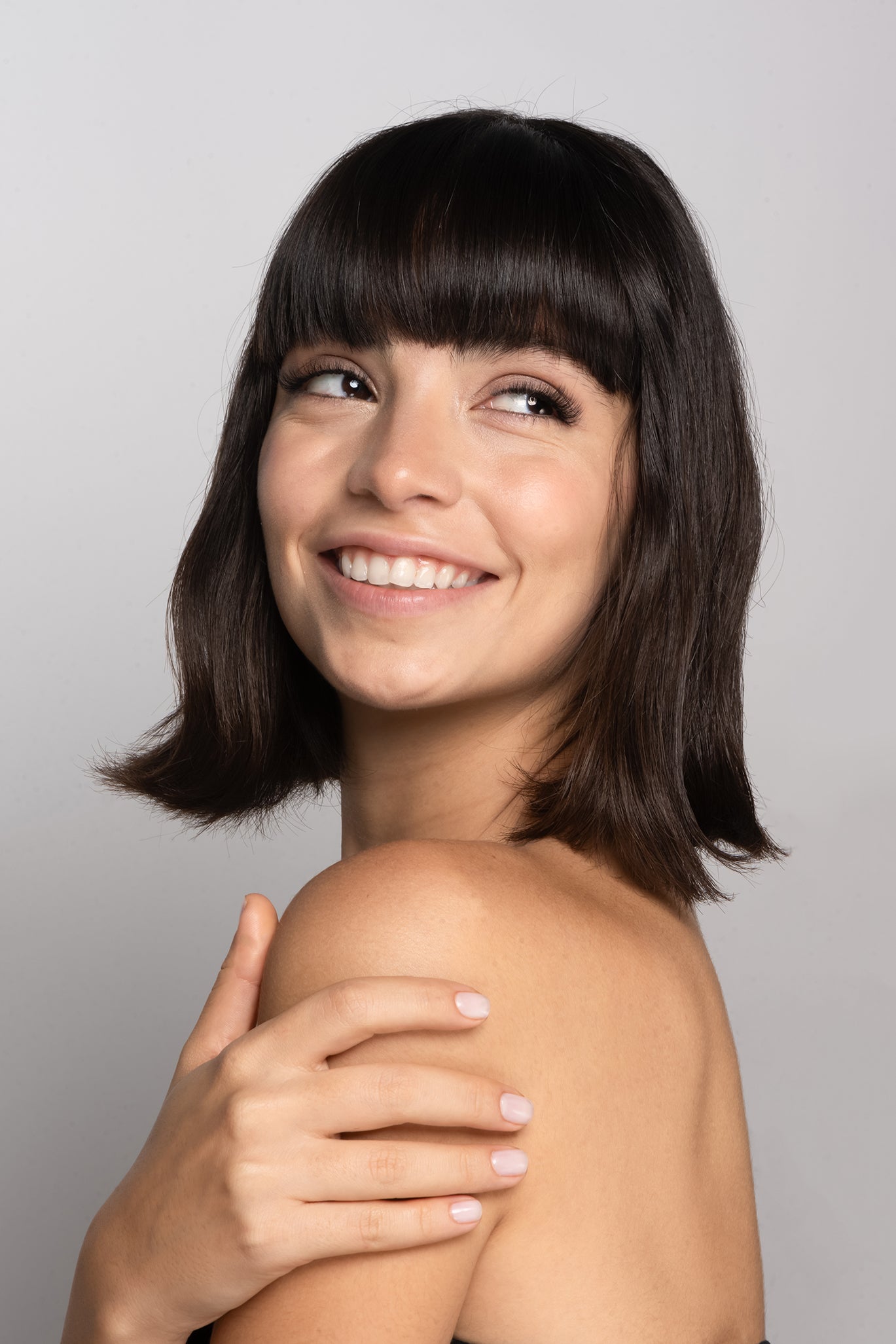 modella sorride su sfondo bianco