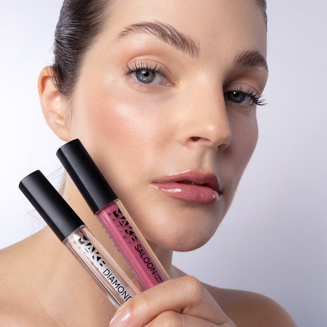 modella mostra prodotti make up labbra gamax