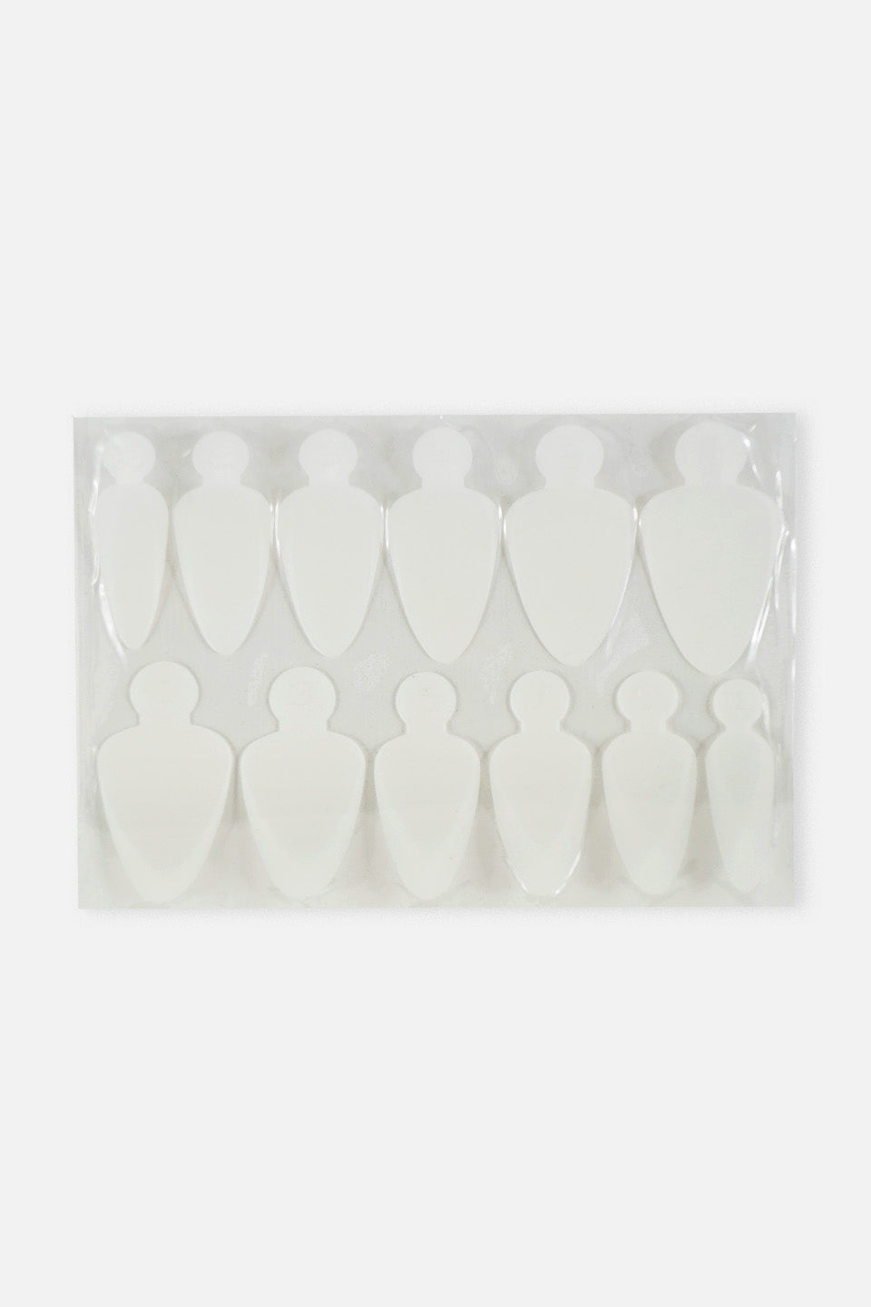 Adesivi in silicone forma j per realizzare unghie dual form in acrygel. Adesivi fotografati su plastica grigia su sfondo neutro.