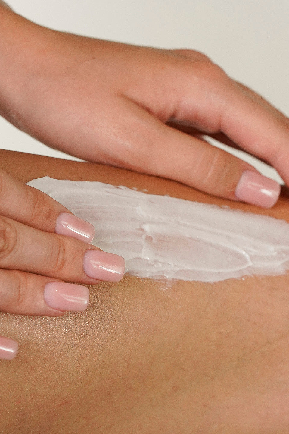 Stesura e massaggio della crema anticellulite Gamax ad azione drenante sulla pelle del corpo
