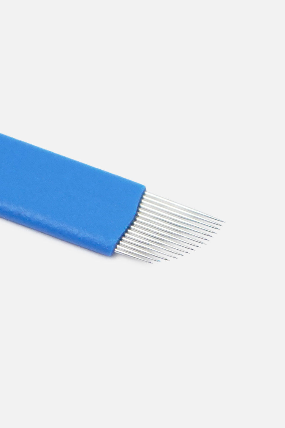 Vista frontale di un ago per microblading con configurazione a lama obliqua (angled blade) a 14 aghi in acciaio inossidabile e guaina di supporto di colore blu.