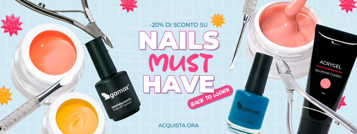 : Banner e-commerce 'Nails Must Have' con sconto del 20%. Prodotti Gamax inclusi: smalto semipermanente nero, smalto teal, Acrygel Salmone Chiaro, gel arancione e rosa, gel giallo. Include strumenti come tronchesi e un taglierino per cuticole. Testo: '-20% DI SCONTO SU NAILS MUST HAVE, BACK TO WORK, ACQUISTA ORA'. Sfondo a quadretti azzurri con stelle glitterate rosa.