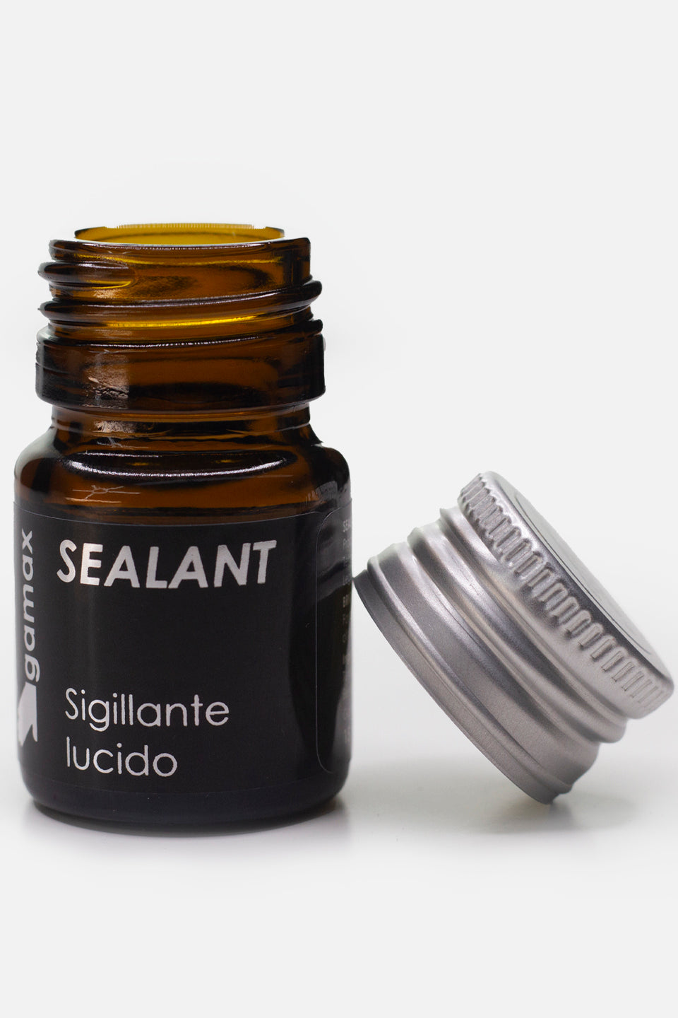 Flaconcino in vetro di sigillante per ricostruzione unghie in gel lucido Sealant di Gamax. Tappo in alluminio. Sfondo neutro. Tappo aperto, foto scattata frontalmente.