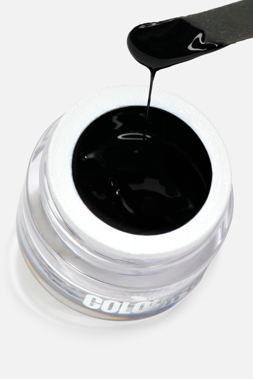 Dettaglio dall'alto di una spatola sollevata sopra il vasetto, che crea un filo di spider gel nero estremamente sottile, teso e continuo. L'immagine dimostra la perfetta elasticità del gel, ideale per tracciare linee geometriche e ragnatele nella nail art.
