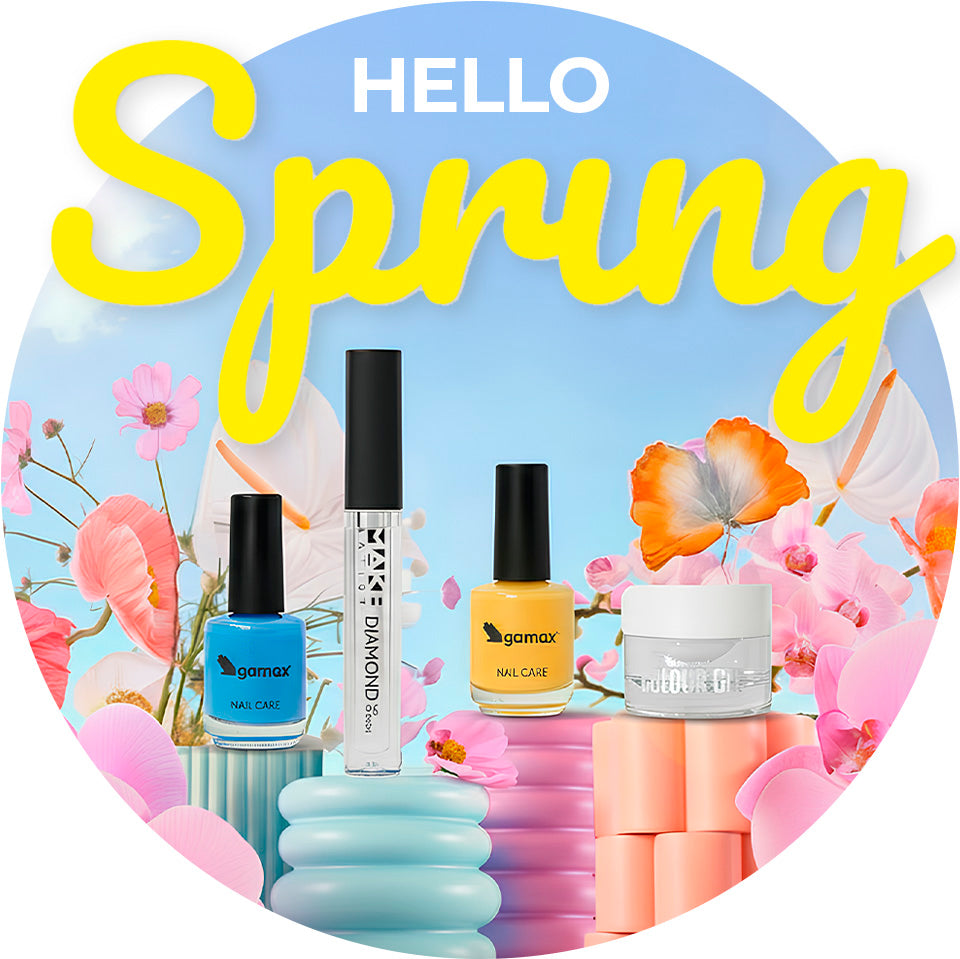 Immagine circolare su sfondo bianco che riprende il tema primaverile. All'interno del cerchio, la scritta gialla "Hello Spring" è posizionata sopra una selezione di prodotti Gamax: smalti colorati e gel per unghie disposti su basi decorative azzurre e rosa, circondati da fiori variopinti e una farfalla arancione.