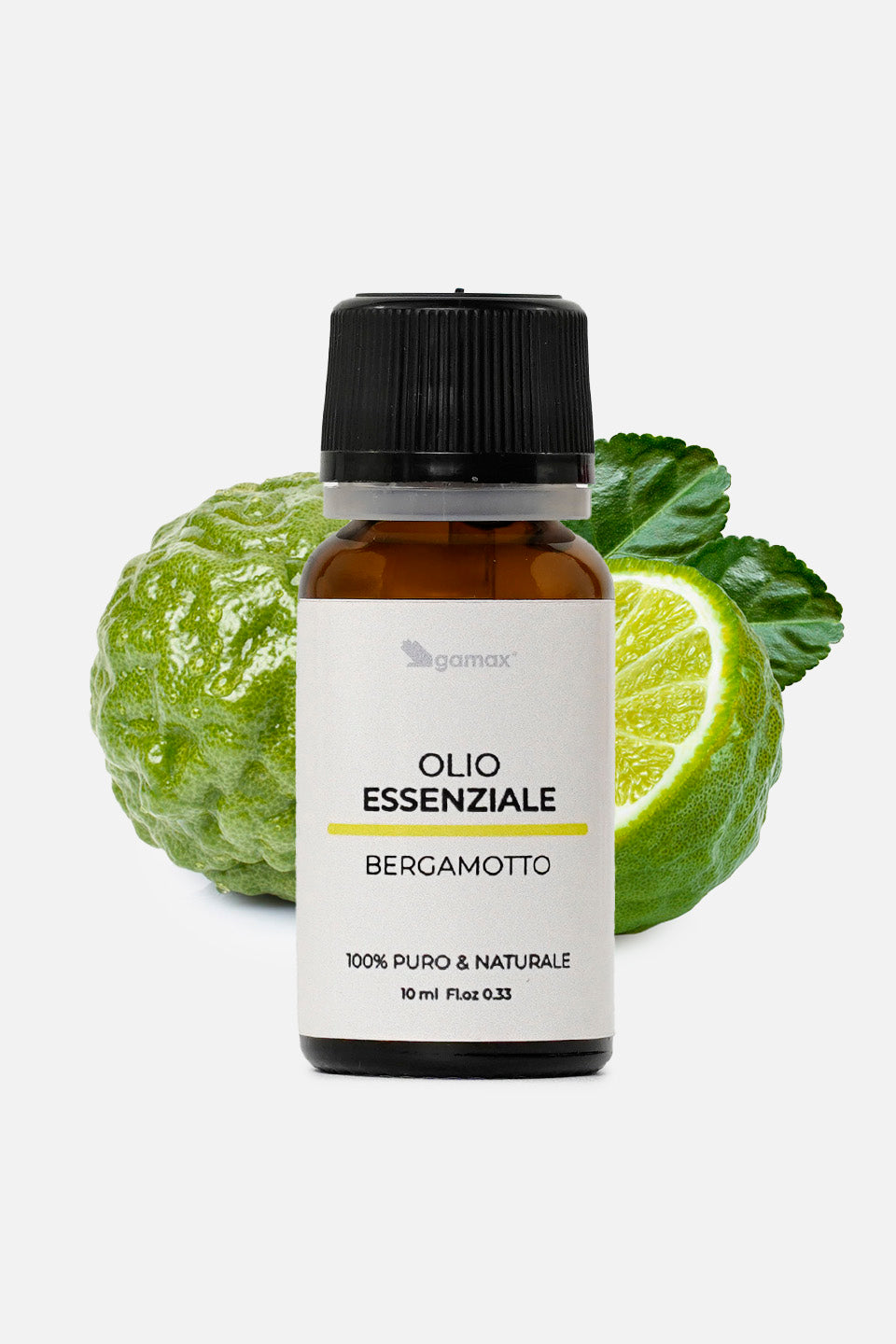 Flacone di olio essenziale di bergamotto posizionato davanti a un bergamotto intero e uno tagliato a metà con foglie verdi su sfondo bianco