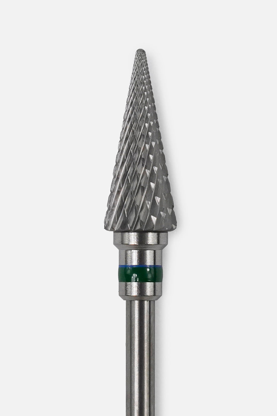 Primo piano verticale della testa di una punta per fresa in carburo con forma conica appuntita. La superficie mostra in dettaglio la lavorazione geometrica a croce per una rimozione a grana media, completata da un anello verde sul colletto del gambo, su sfondo bianco