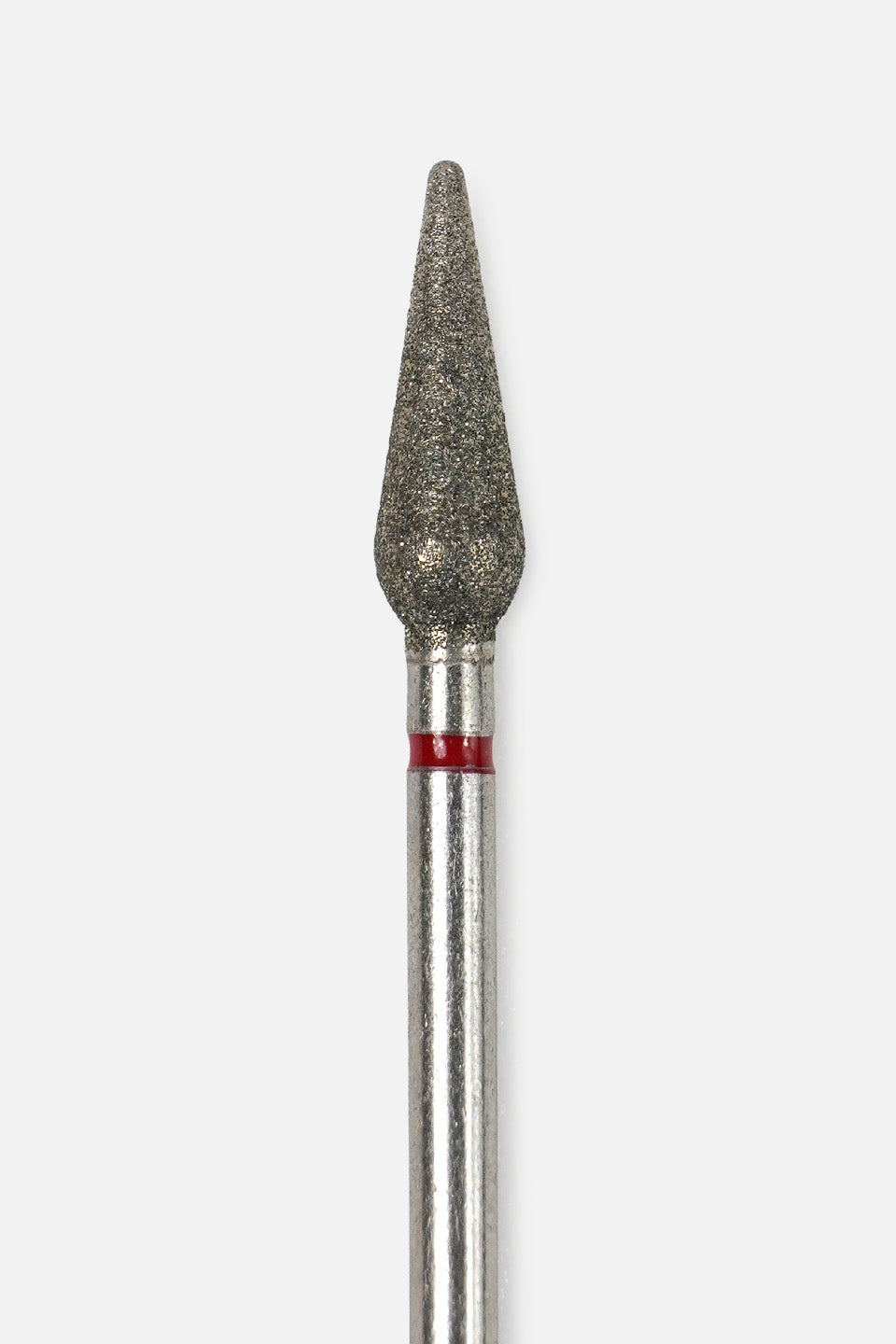Primo piano verticale della testa di una fresa diamantata per micromotore, con forma conica a fiamma e texture abrasiva a grana fine. Sul gambo in metallo argenteo, appena sotto la punta, è ben visibile un anello rosso identificativo. Sfondo bianco neutro.