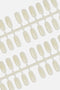 Primo piano di tip per unghie finte di forma ovale e colore naturale traslucido, disposte in file su supporti di plastica, ideali per prove smalto ed esibizione di nail art