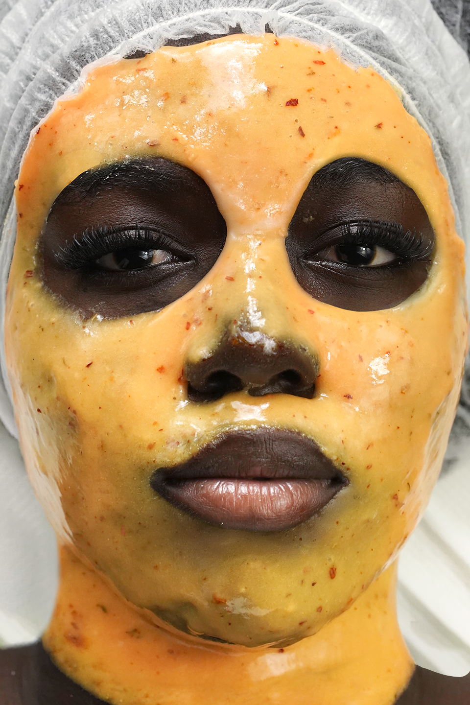 primo piano volto di una ragazza con applicata maschera alginato alla vitimina c