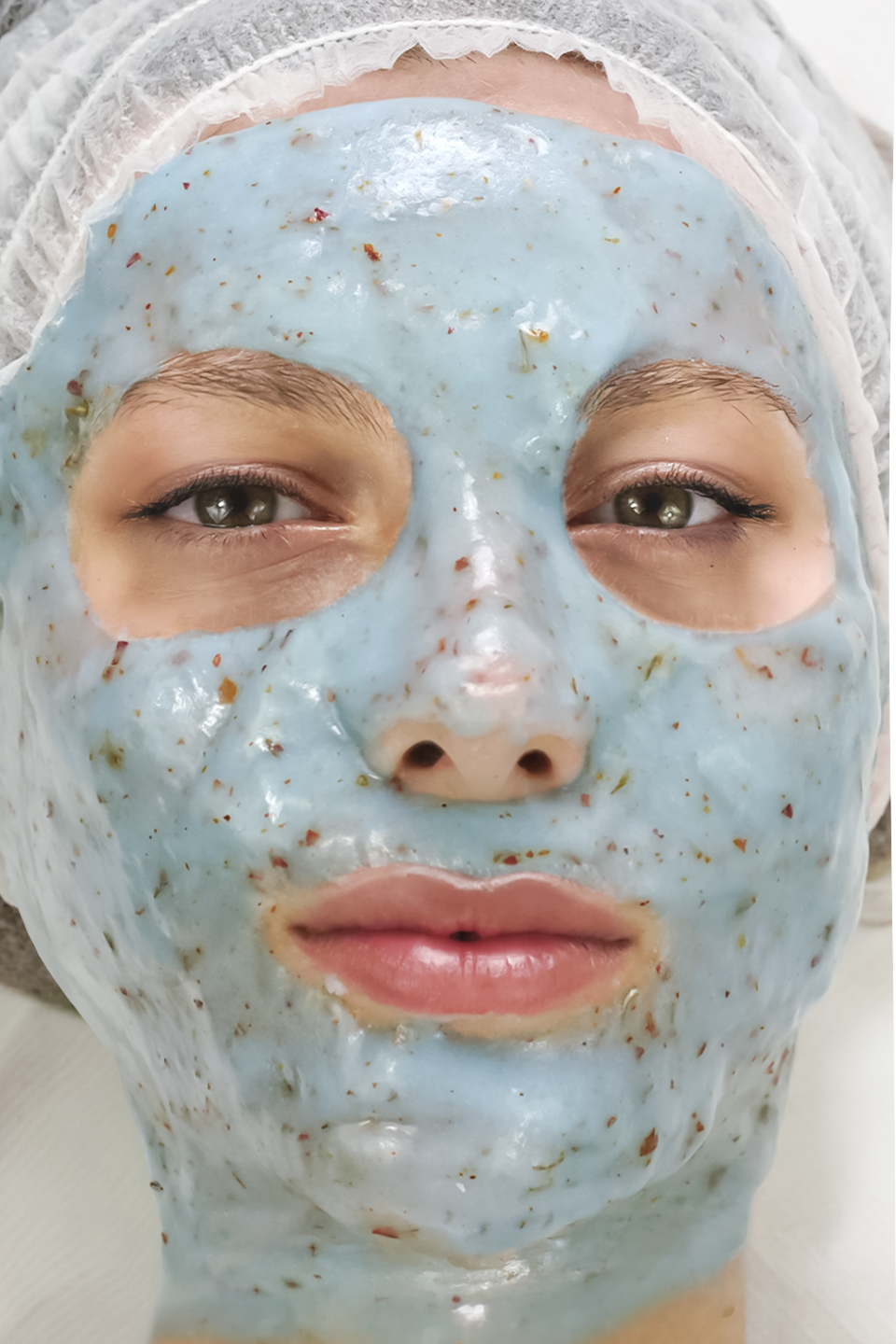 primo piano del volto di una ragazza con maschera alginato alla centella applicata