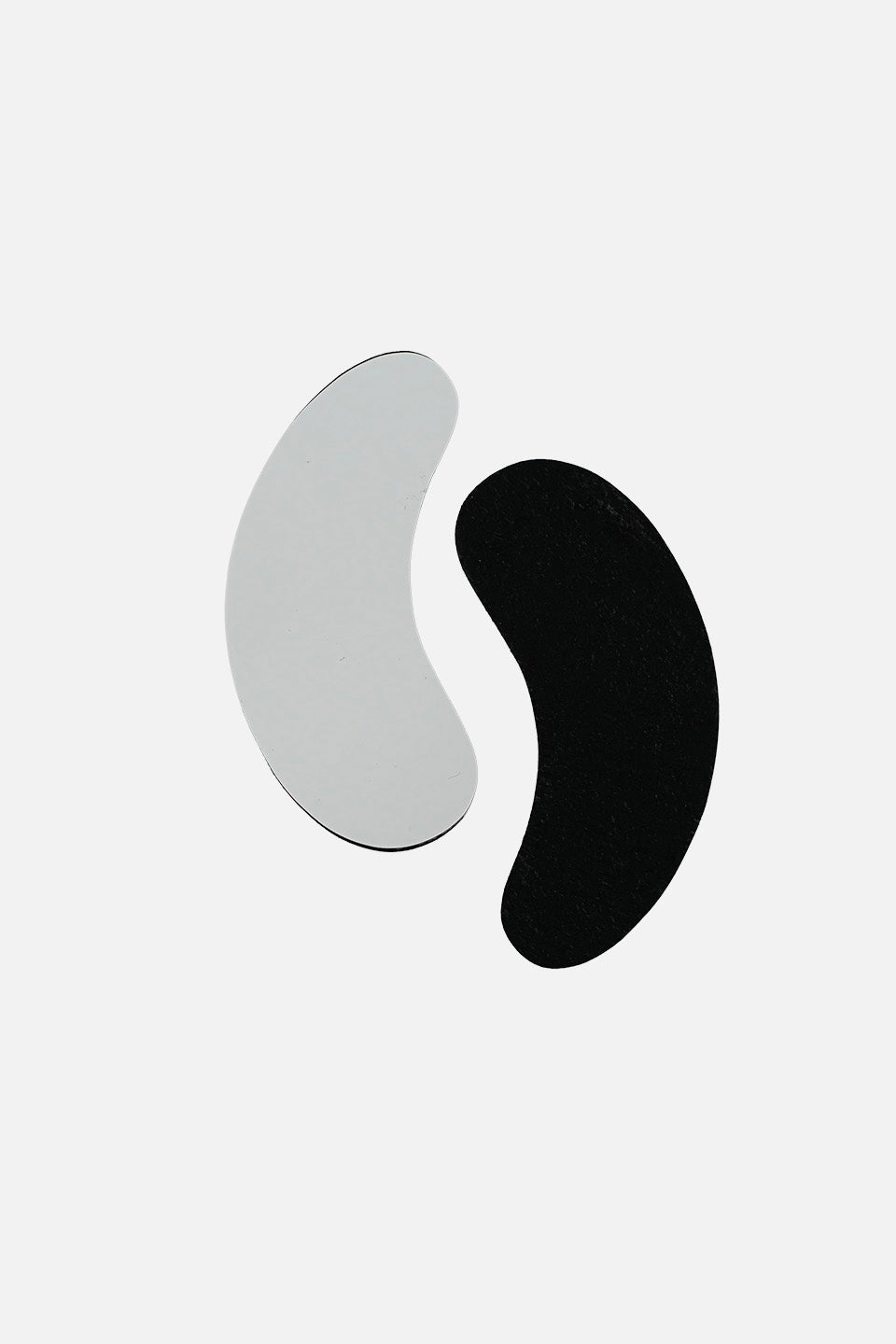 Primo piano di un patch occhi in hydrogel nero accanto alla sua pellicola protettiva grigia, che ne mostra la texture lucida e gommosa.