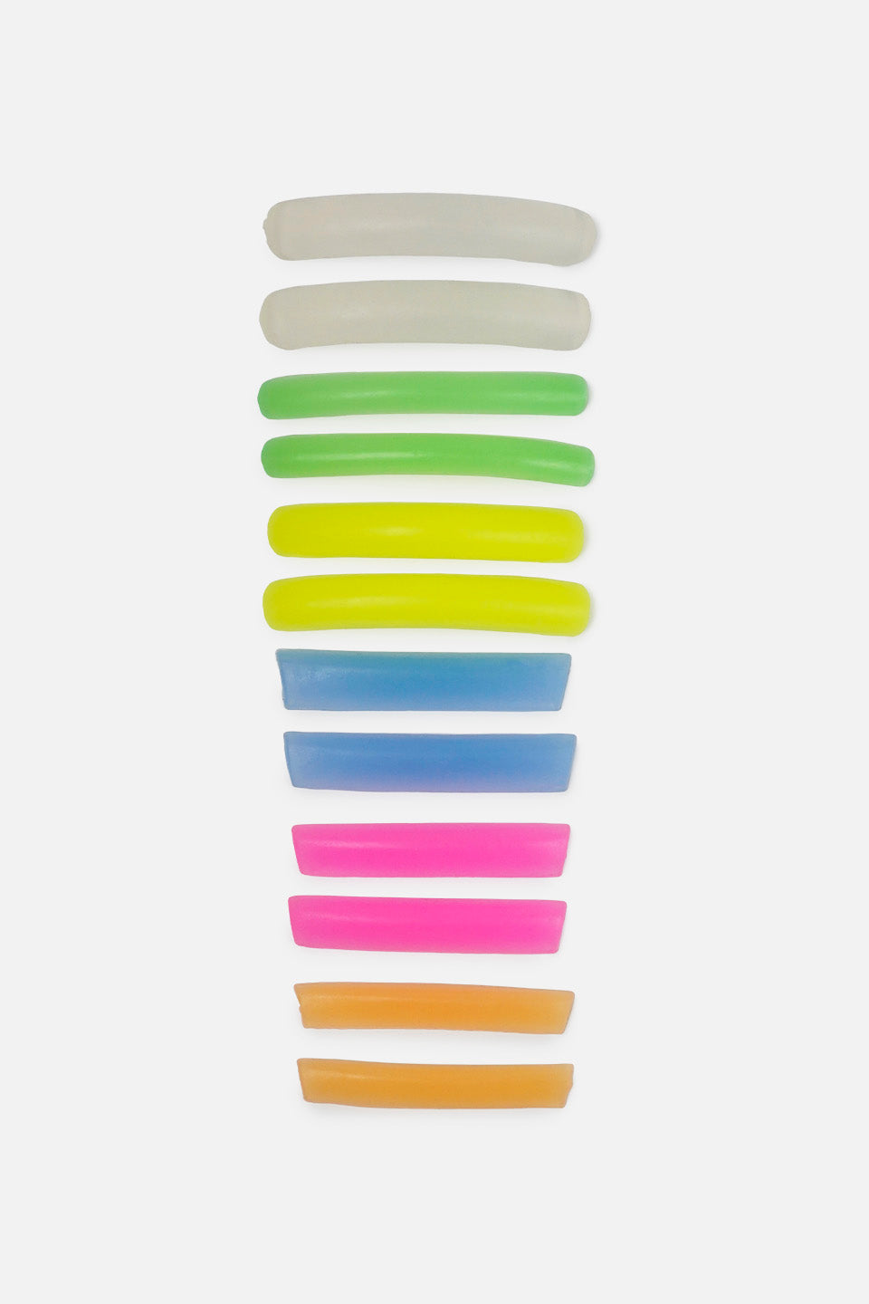 Vista dall'alto di sei coppie di bigodini in silicone per la laminazione delle ciglia, ordinati verticalmente per colore su sfondo bianco. Dall'alto verso il basso: bianco, verde, giallo, azzurro, rosa e arancione.