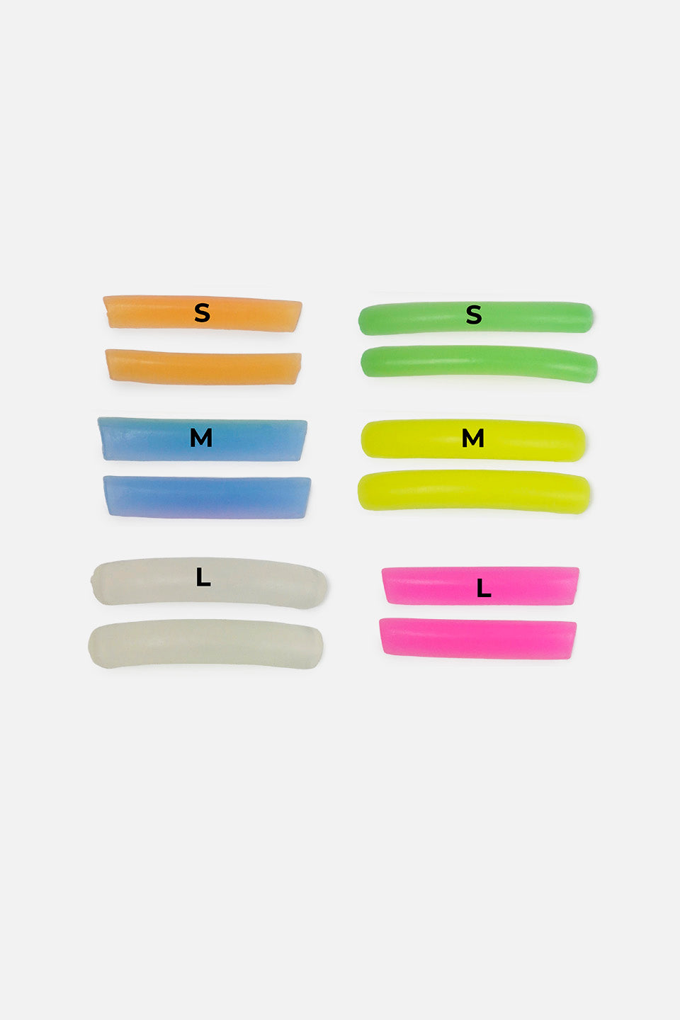 Guida alle taglie per bigodini da laminazione ciglia su sfondo bianco. I bigodini sono divisi in due colonne con le lettere delle misure: a sinistra arancione (S), azzurro (M), bianco (L); a destra verde (S), giallo (M), rosa (L).