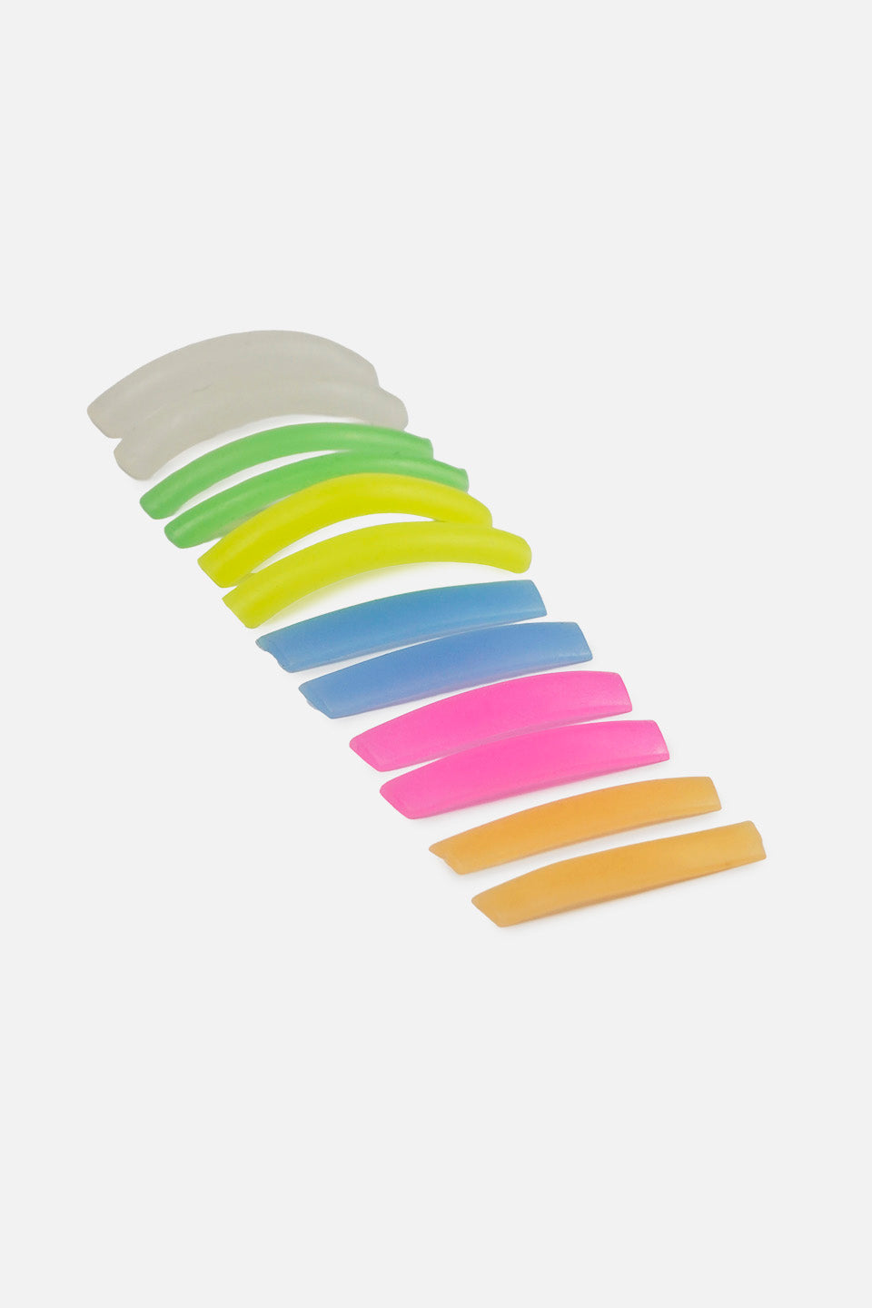 Insieme di bigodini in silicone colorati per laminazione ciglia disposti in diagonale su sfondo bianco. I bigodini sono accoppiati per colore: bianco, verde, giallo, azzurro, rosa e arancione.