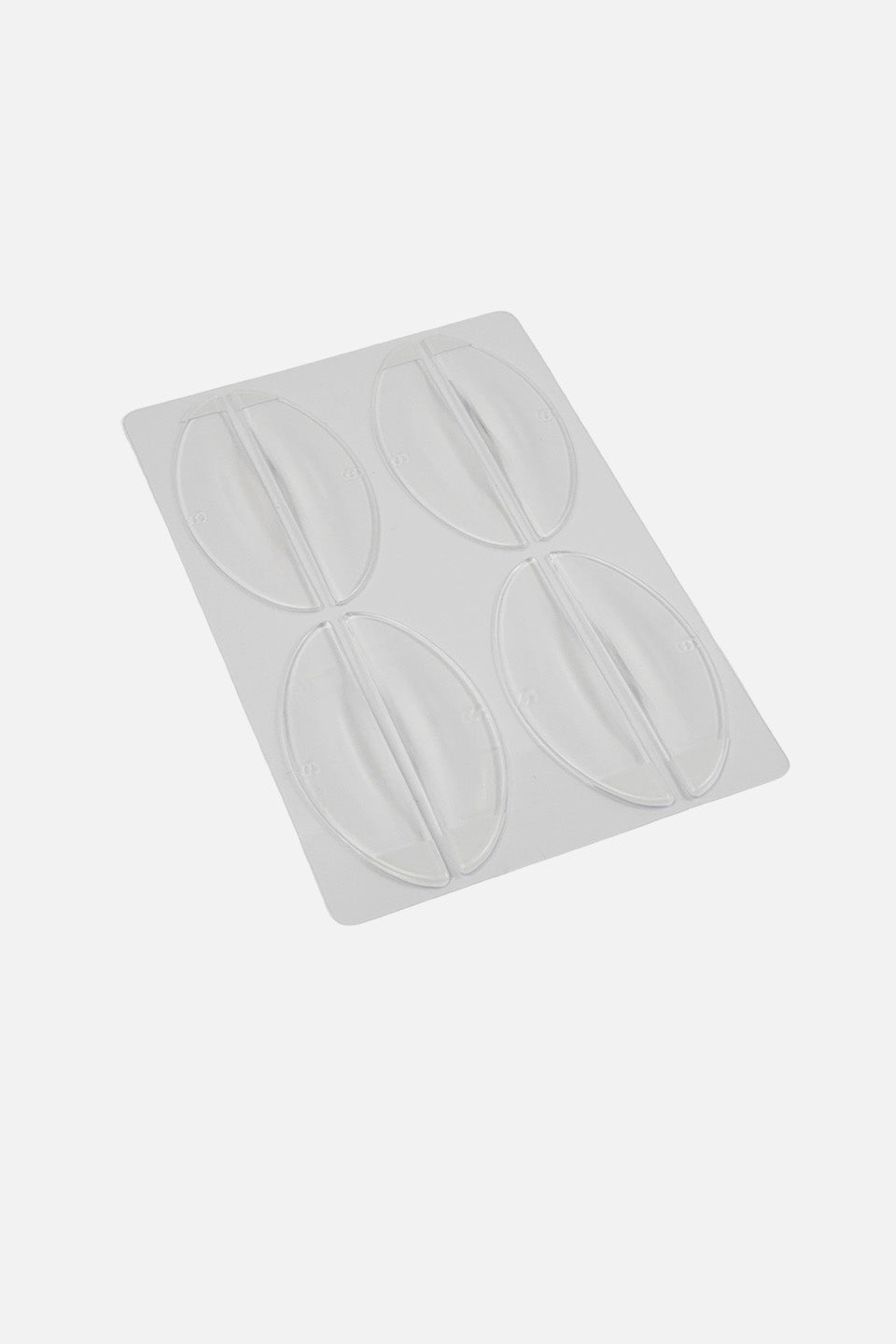 Vista prospettica e angolata della confezione con 4 paia di bigodini piatti in silicone trasparente ad alta aderenza per laminazione ciglia.
