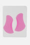 Coppia di bigodini piatti fucsia in silicone ad alta aderenza per il primo step della laminazione coreana, presentati sul loro supporto protettivo trasparente.