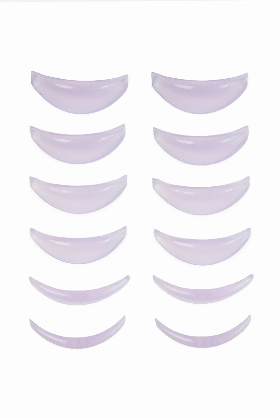 Sei paia di bigodini curvi viola per laminazione ciglia coreana, ordinati per dimensione decrescente, mostrando la forma anatomica e la colorazione viola tenue.