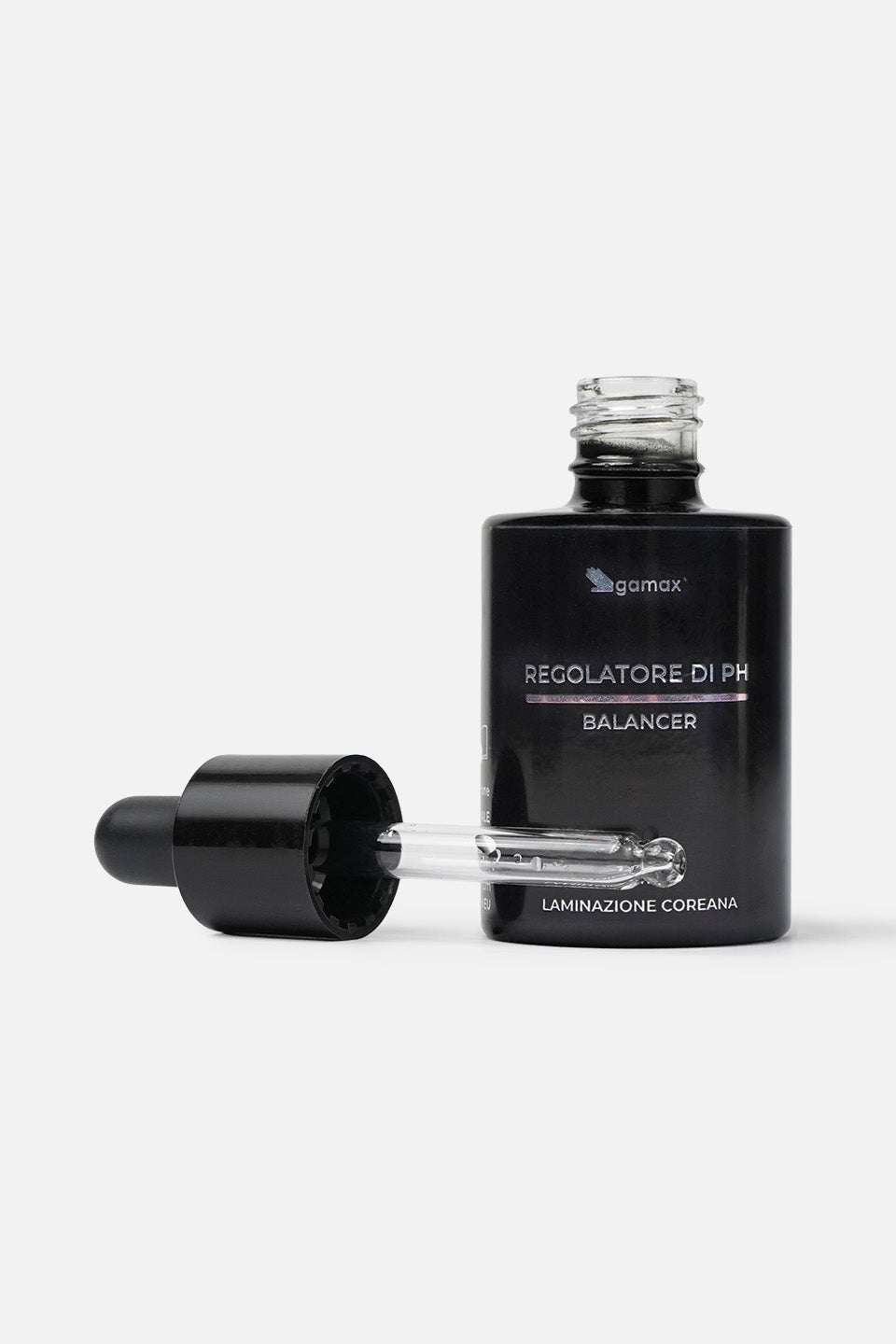 Flacone di Regolatore di pH Balancer Gamax aperto, con la pipetta contagocce in vetro trasparente appoggiata di fianco su sfondo bianco