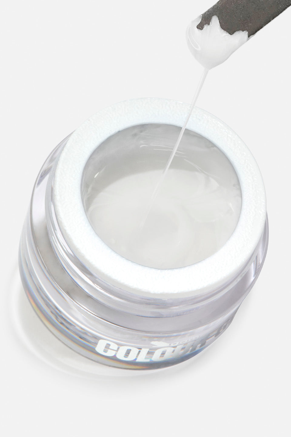 Inquadratura dall'alto di un vasetto di spider gel bianco da cui una spatola solleva un filo di prodotto sottilissimo, dritto ed estremamente elastico. L'immagine evidenzia la fluidità e la capacità del gel di tendersi senza spezzarsi, ideale per la nail art.