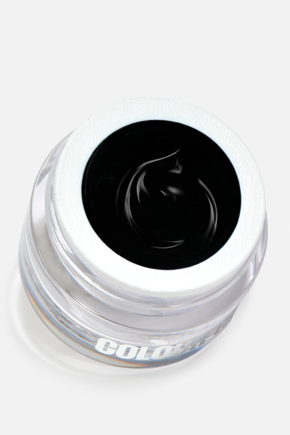 Inquadratura dall'alto di un barattolino tondo e trasparente, aperto, contenente uno spider gel di un colore nero intenso, lucido e omogeneo. La superficie liscia del prodotto riflette la luce, risaltando sullo sfondo bianco pulito.