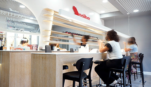 Interno di un nailbar Gamax a Roma