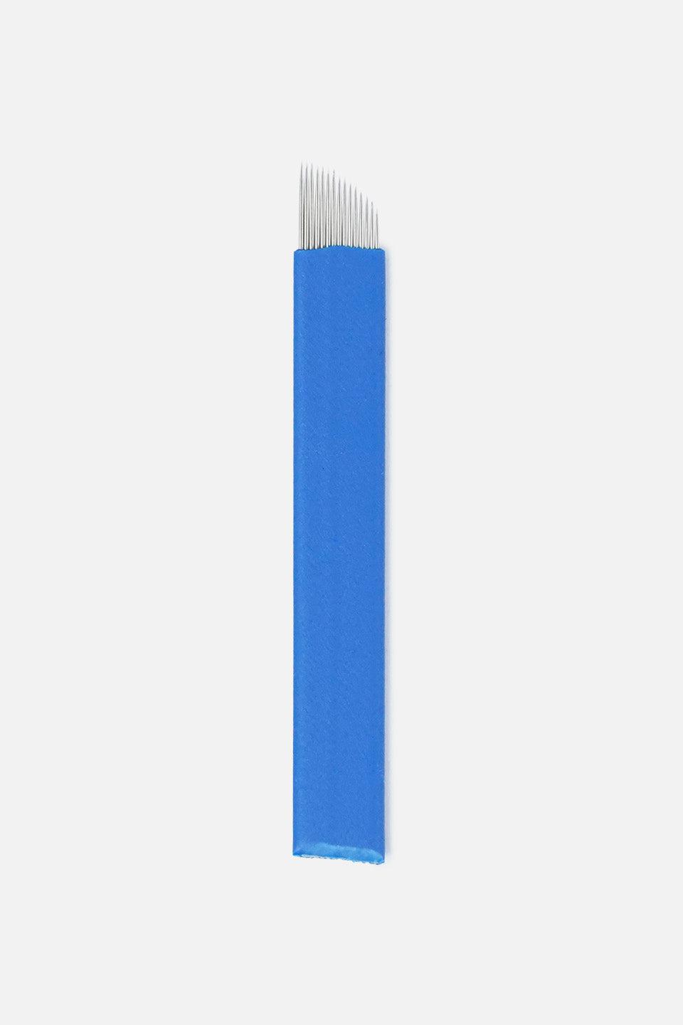 Primo piano della punta di un ago per microblading che mostra la disposizione precisa dei micro-aghi disposti in linea diagonale su supporto blu per la tecnica pelo a pelo.