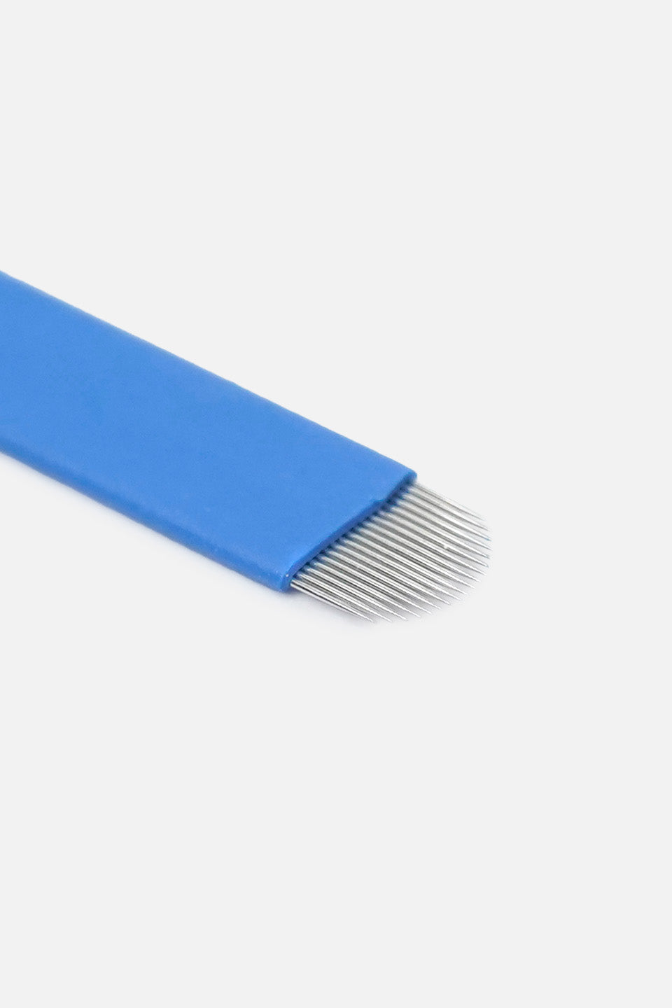 Vista angolata e ravvicinata delle 18 punte degli aghi per microblading disposte in un raggruppamento circolare (round shader). Il dettaglio mostra la precisione delle punte in acciaio inossidabile progettate per la sfumatura.