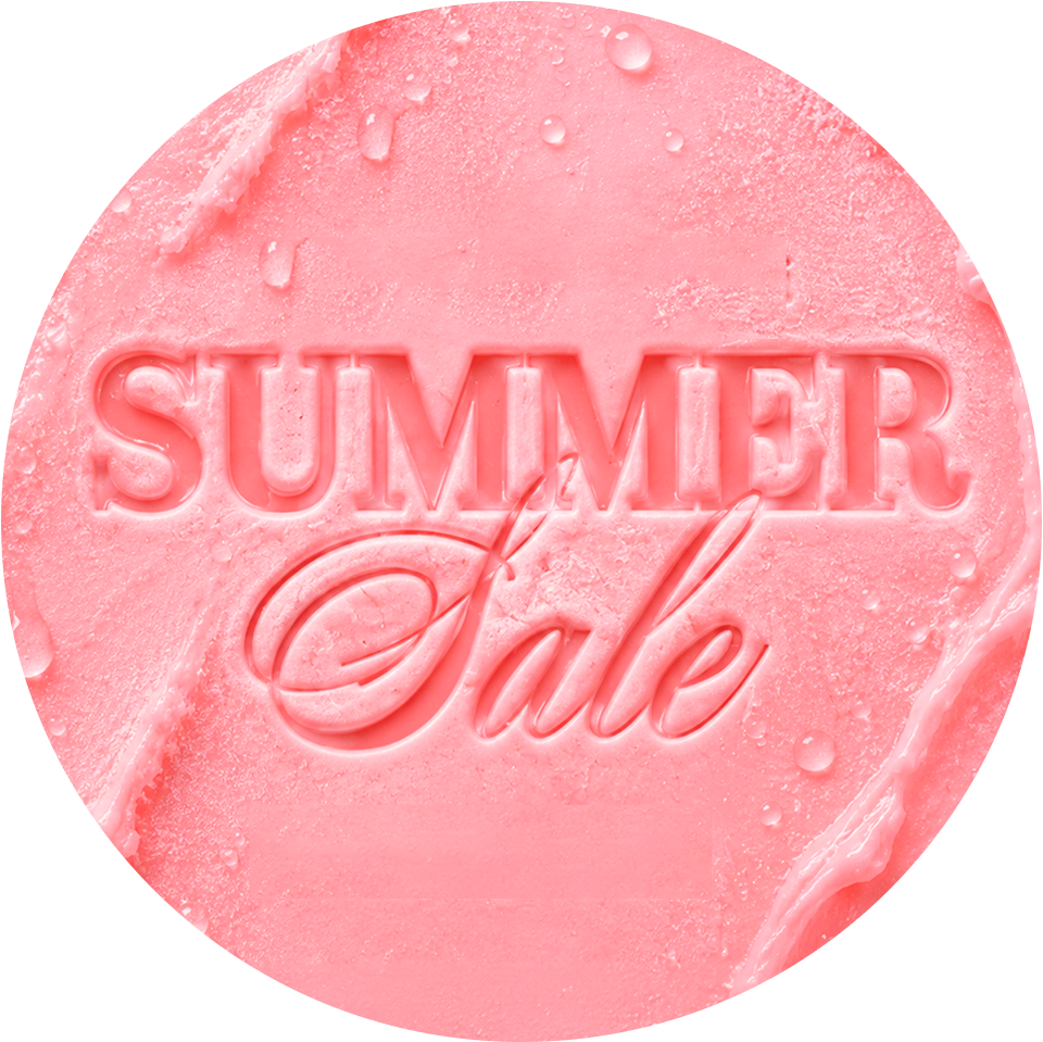 Bollino tondo rosa con scritta Summer Sale in rilievo su texture cremosa effetto cosmetico con gocce d'acqua
