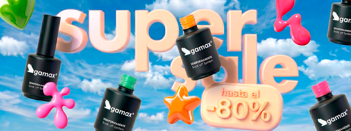 Banner promozionale per la linea di smalti semipermanenti Gamax. Diverse boccette nere della linea "Semipermanente Soak off System" fluttuano davanti alla scritta 3D rosa "super sale" con l'indicazione dello sconto "fino al -80%". Macchie di colore lucido in tonalità verde, rosa e arancione ed elementi a forma di stella ed elementi geometrici completano lo sfondo estivo e dinamico