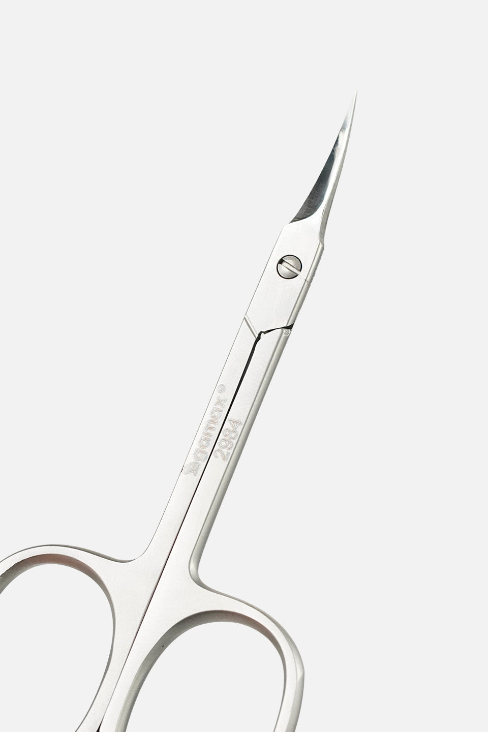 Dettaglio lame curve e affilate della forbicina per cuticole Gamax 2984