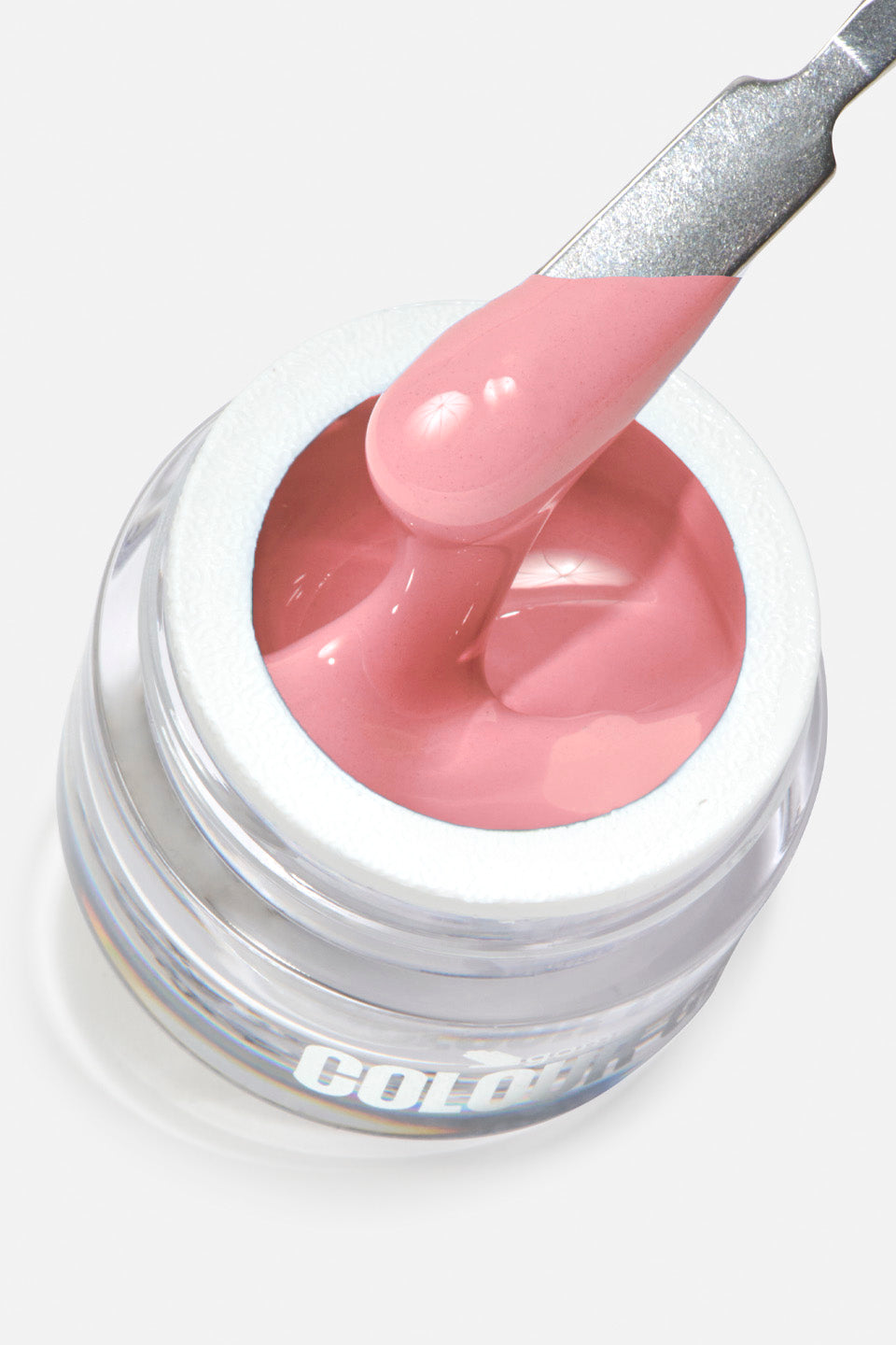 Gel cosmetico rosa in barattolo trasparente, prelevato con spatola metallica, texture cremosa e lucida