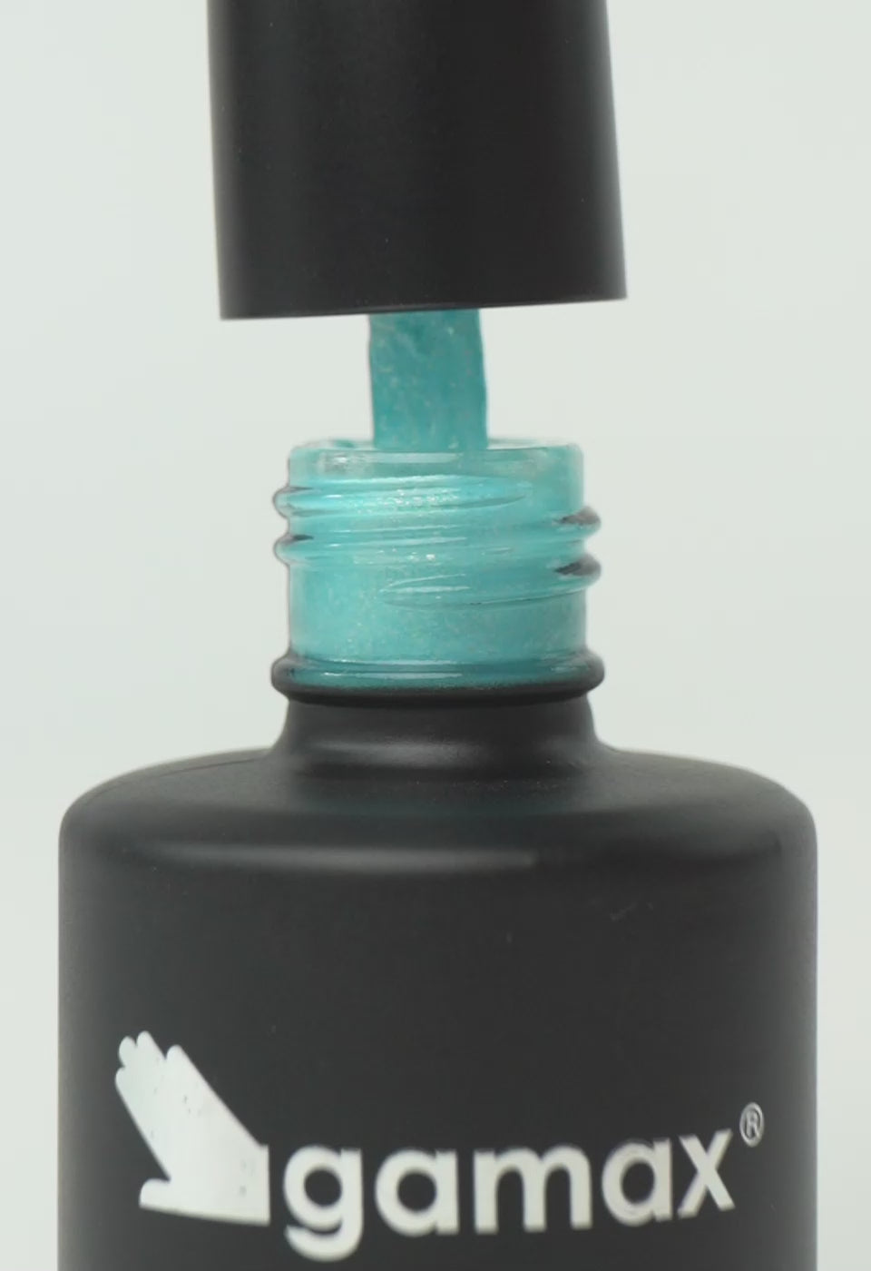 video che mostra dettaglio ravvicinato di texture, pennello e applicazione smalto semipermanente colore celeste glitter