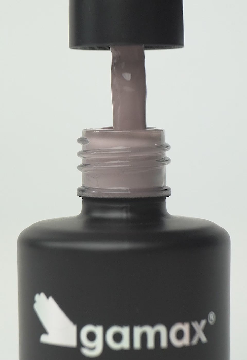 video che mostra dettaglio ravvicinato di texture, pennello e applicazione smalto semipermanente colore tortora