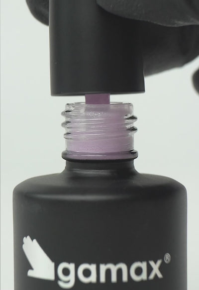 video che mostra dettaglio ravvicinato di texture, pennello e applicazione smalto semipermanente colore glicine